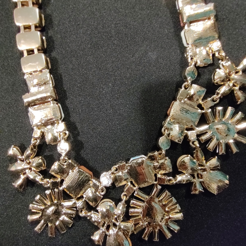 Daisy Angel necklace. New. - Picture 4 of 14
